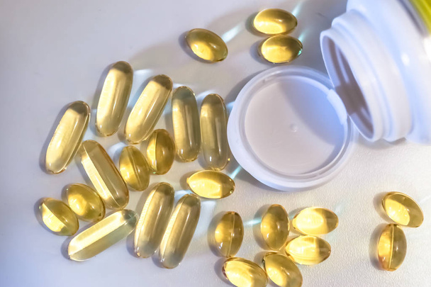 fish oil capsules and vitamin b capsules - Фото, зображення
