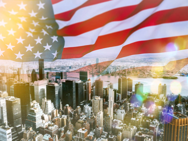 Dvojité odhalení s americkou vlajkou a sochou svobody. Pozadí pro Den nezávislosti - 4. července. - Fotografie, Obrázek