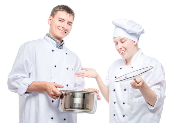 συναισθήματα του πορτρέτο σεφ με ένα τηγάνι σούπα σε λευκό φόντο - Φωτογραφία, εικόνα