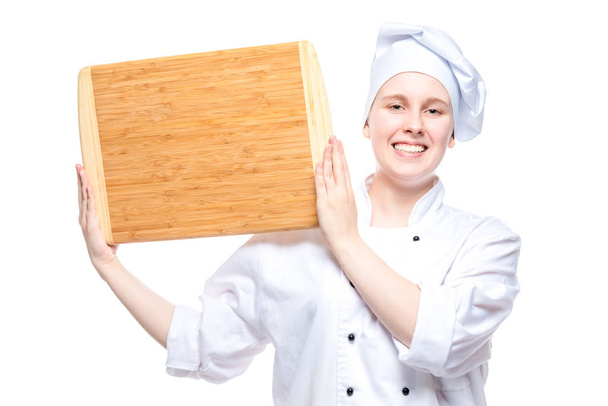 Koch mit Holzschneidebrett auf weißem Hintergrund posierend, Porträt isoliert - Foto, Bild