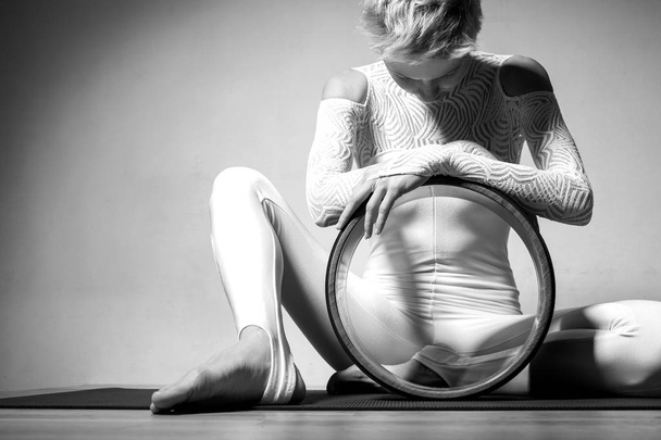 Portrait of beautiful young woman practicing yoga indoor,  copy space - Foto, imagen