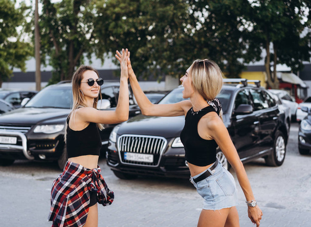 Deux filles se sont rencontrées dans le parking
 - Photo, image