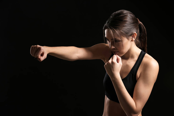 Koyu arka plan üzerinde sportif kadın boksör - Fotoğraf, Görsel