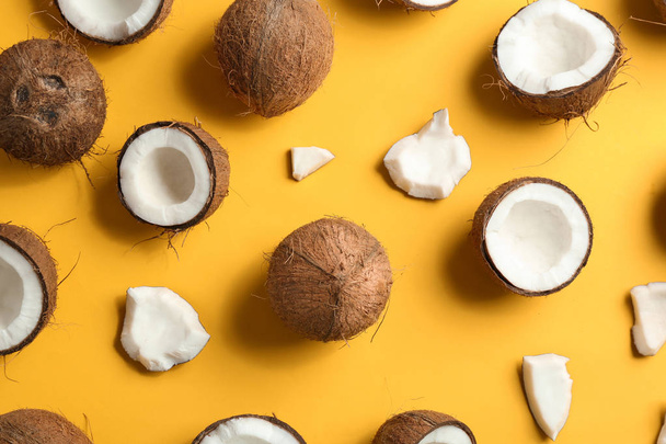 Coconut pattern on color background, flat lay - Foto, imagen