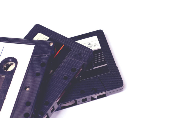 Audio rétro vintage groupe de cassettes audio bande 80s style bleu vintage tonifiant isolé sur blanc
  - Photo, image