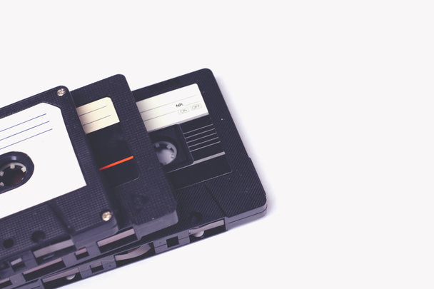 オーディオ cassetes テープ 80 年代スタイル青ビンテージ調色白で隔離のオーディオのレトロなビンテージ groupe  - 写真・画像