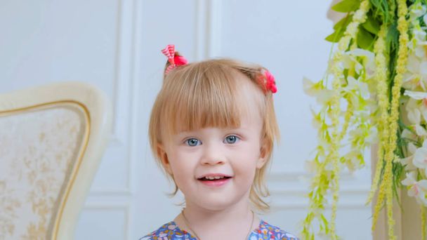 Портрет смішної маленької дівчинки вдома
 - Фото, зображення