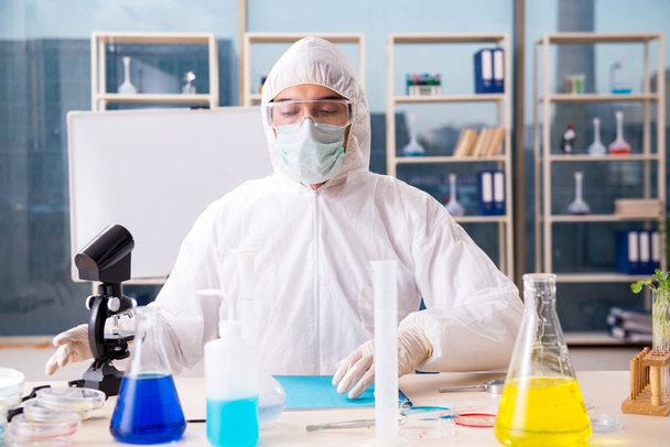 Male biotechnology scientist chemist working in the lab  - Foto, Imagen