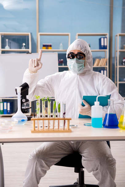 Αρσενικό βιοτεχνολογίας επιστήμονας φαρμακοποιός που εργάζεται στο εργαστήριο  - Φωτογραφία, εικόνα