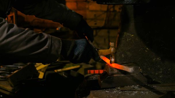 Herrero forjando metal fundido
 - Foto, imagen