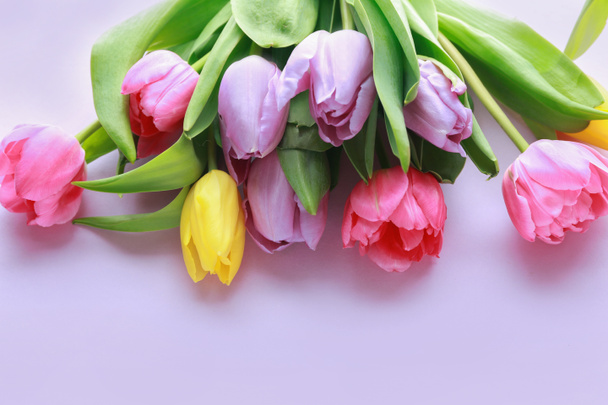 Kytice krásných tulipánů na barevném pozadí - Fotografie, Obrázek