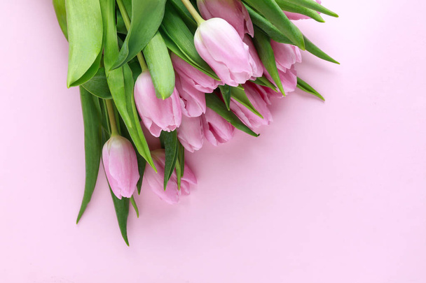 Boeket van mooie tulpen op kleur achtergrond - Foto, afbeelding