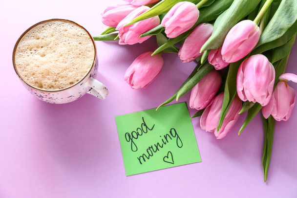 Μπουκέτο με όμορφες τουλίπες, έγγραφο με το κείμενο Καλημέρα και φλυτζάνι καφέ σε χρώμα φόντου - Φωτογραφία, εικόνα