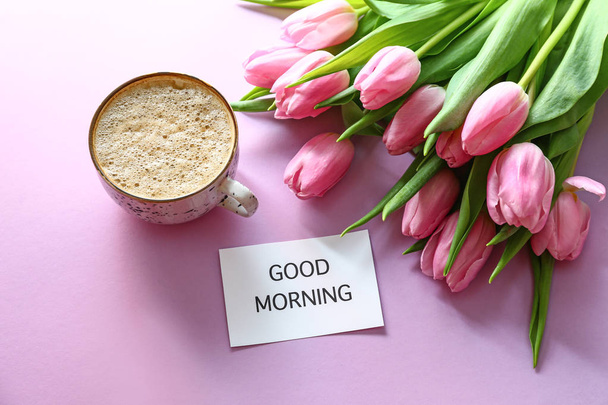 Bouquet di bei tulipani, carta con testo BUONA MATTINA e tazza di caffè su sfondo a colori
 - Foto, immagini