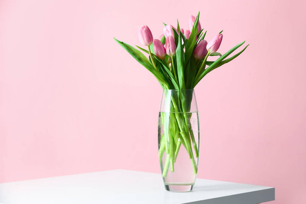 A tábla szép tulipán Csokor vázában - Fotó, kép