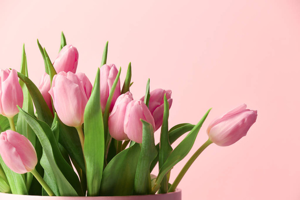 Strauß schöner Tulpen auf farbigem Hintergrund - Foto, Bild