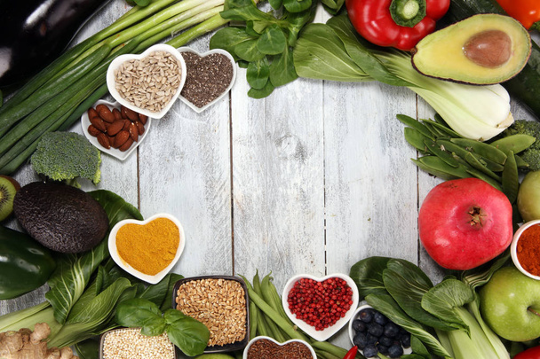 Terveellinen ruoka puhdas syöminen valinta. hedelmät, vihannekset, siemenet, superruoka, viljat, lehtivihannekset. kasvis- tai vegaaniruoka
 - Valokuva, kuva