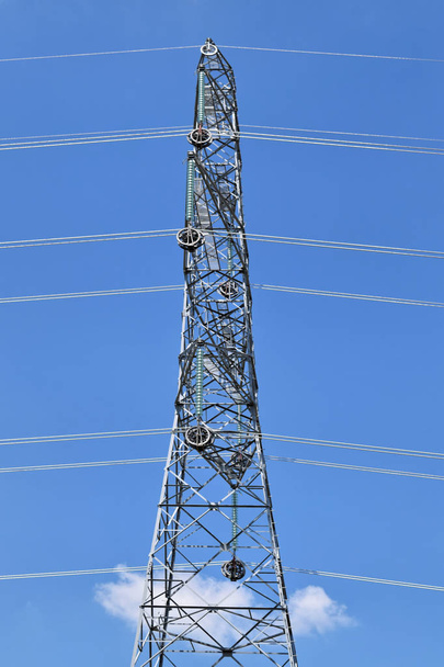 Nuevos postes de potencia en construcción - trabajos de cableado
 - Foto, Imagen