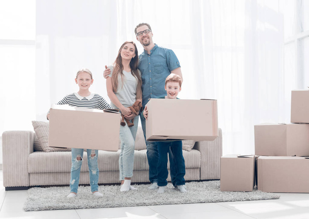 family moves the boxes to a new apartment. - Fotoğraf, Görsel