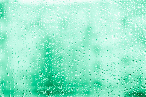 Gocce di pioggia su un vetro della finestra sullo sfondo colore corallo
 - Foto, immagini