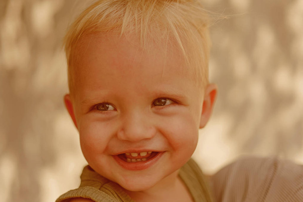 Chlapeček si šťastné dětství. Malé dítě, šťastný úsměv. Zdravotní péče pro šťastné dítě. Úsměv z malého chlapce. Zdraví je skutečná krása. Čistá štěstí - Fotografie, Obrázek