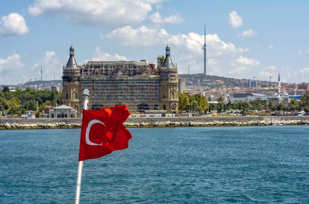 Beautiful View of Bosphorus Coastline with Flag of Turkey in Istanbul - Foto, Imagem
