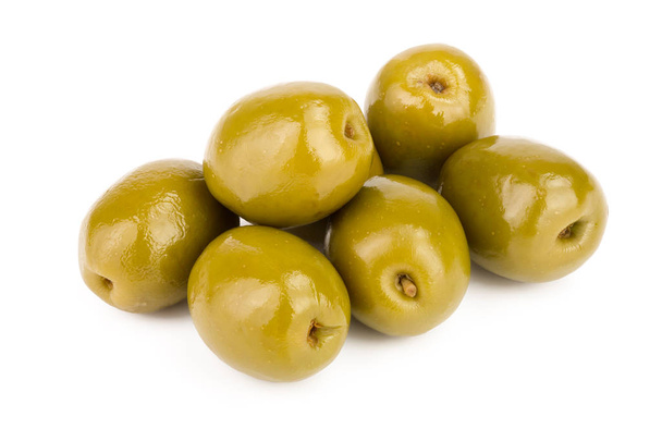 Зеленые оливки на белом фоне
 - Фото, изображение