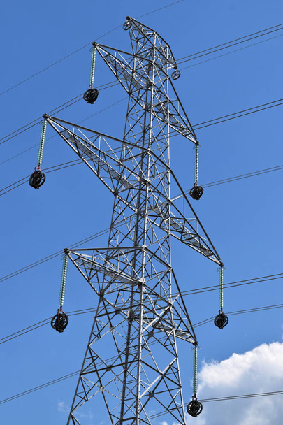 Nuevos postes de potencia en construcción - trabajos de cableado
 - Foto, imagen