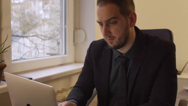 office baş laptop dizüstü bilgisayar kağıtları telefon migren icra ile kurumsal pencere siyah tablo tarafından çalışma iş adamı - Video, Çekim