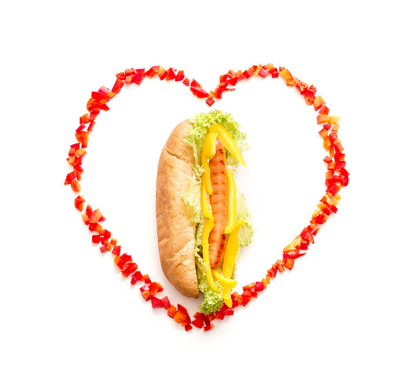 Вкусный хот-дог в форме сердца на белом фоне
 - Фото, изображение