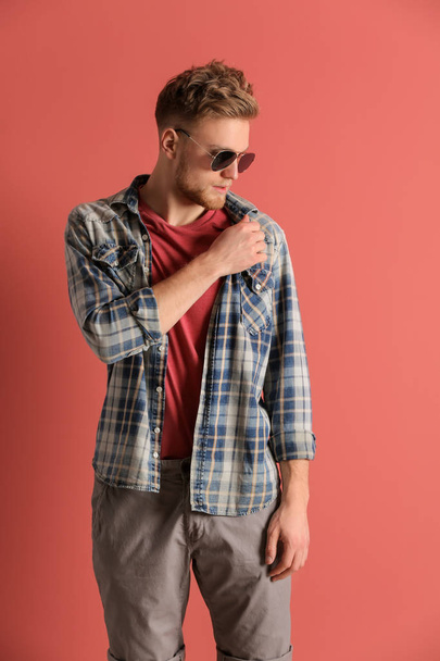 Jeune homme à la mode sur fond de couleur - Photo, image