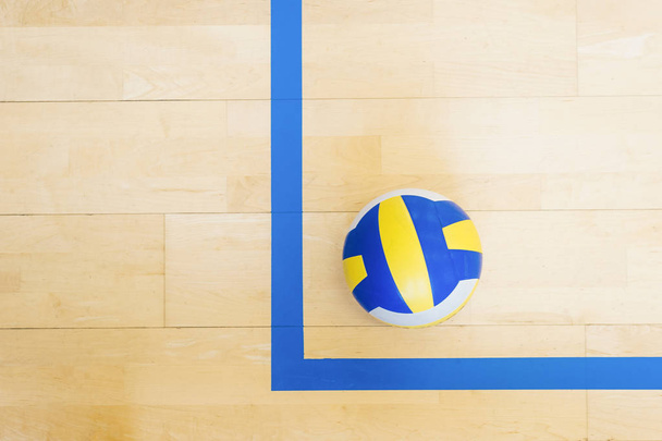 labda és kék vonal földszinti: strandröplabda pálya. - Fotó, kép