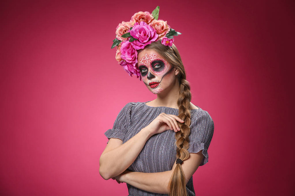 Meksika Ölüler Günü için yüzünde boyalı kafatası olan genç bir kadın. - Fotoğraf, Görsel