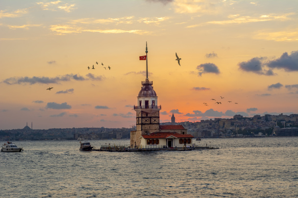 イスタンブール ボスポラス海峡の真ん中に位置する乙女の塔や Kiz クレシ  - 写真・画像