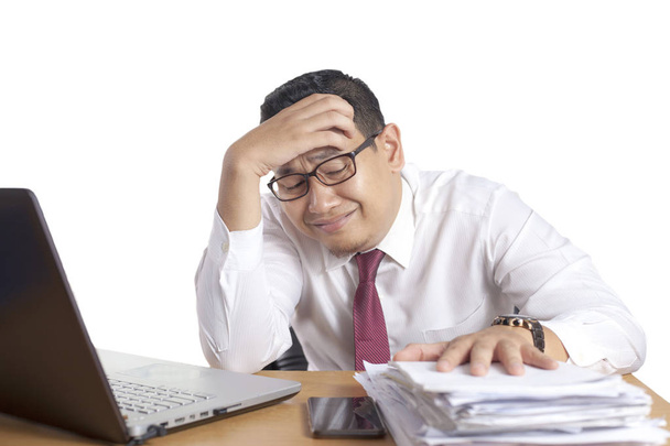Portrét z asijských podnikatelka unavený, nemocný stres šoku bolest hlavy gesto kvůli další papírové práce, přepracovaný v kanceláři - Fotografie, Obrázek