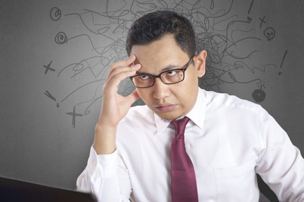 Retrato de empresária asiática cansada estresse doente chocado gesto de dor de cabeça por causa de mais trabalho de papel para fazer, excesso de trabalho no escritório
 - Foto, Imagem