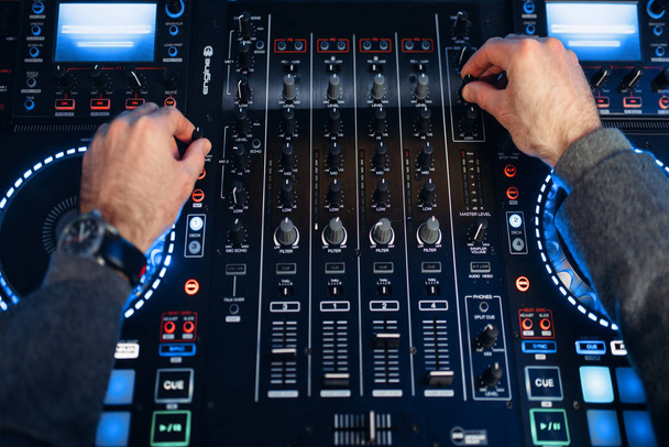 L'operatore del suono consegna il pannello di controllo remoto nello studio di registrazione. Musicista al mixer, mixaggio audio professionale
 - Foto, immagini