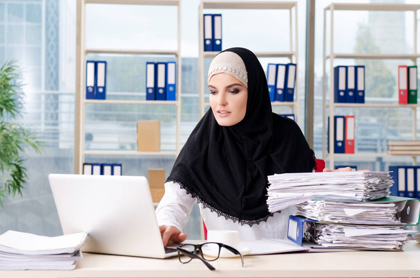 Mujer musulmana empleada que trabaja en la oficina
  - Foto, Imagen