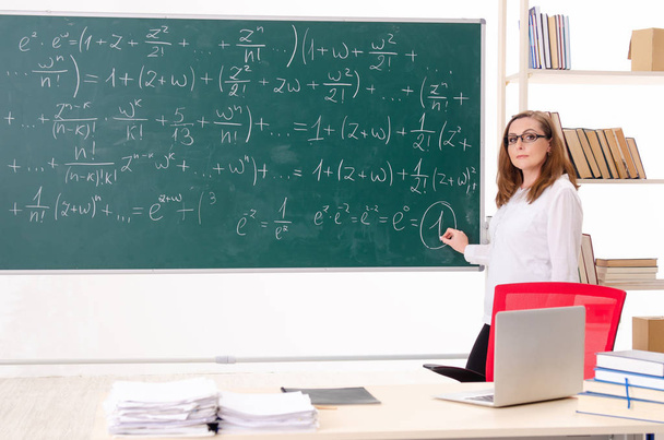 Professora de matemática na sala de aula
  - Foto, Imagem