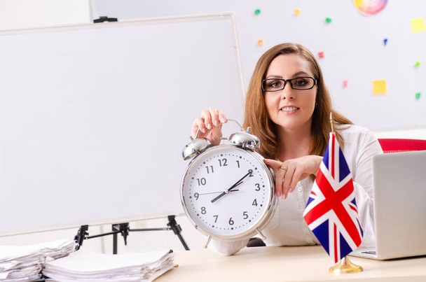 Жінка-вчитель англійської мови в концепції управління часом
  - Фото, зображення
