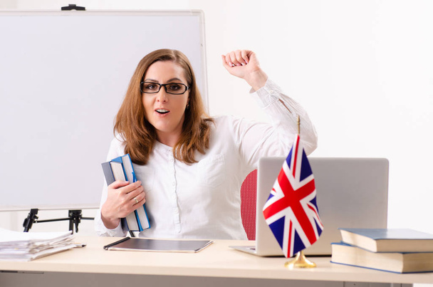 Englischlehrerin vor Whiteboard  - Foto, Bild