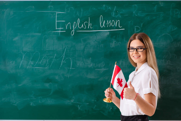 Молода жінка англійською мовою вчителя стоячи перед b - Фото, зображення