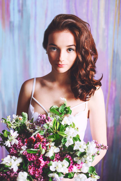 Bride in the early morning posing with a bouquet of flowers - Foto, Imagem