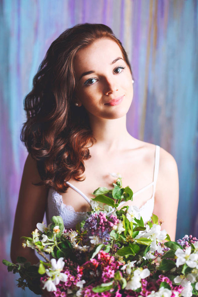 Morning before the wedding. Bride with bouquet on a multi-colored background - Foto, Bild