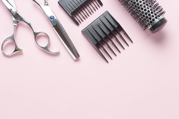 Scissors and comb on a pink background, copy space - Photo, Image
