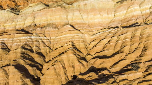 Vista superior del Parque Geológico de las Montañas Arcoiris. Drone Photo Stripy Zhangye Danxia Landform Geological Park en la provincia de Gansu, China en un día soleado
. - Foto, Imagen