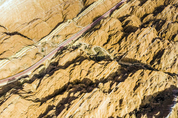 Веселка гір і смугастий Zhangye Danxia рельєфу геологічних парк в провінції Ганьсу, Китай. Дорога в долині. - Фото, зображення