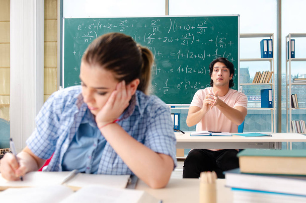 Jóvenes estudiantes tomando el examen de matemáticas en el aula
  - Foto, imagen