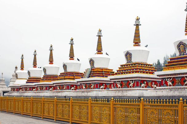 Elementi religiosi tibetani di coro. Grave di colorato Stupa nel monastero di Kumbum a Xining, Cina
. - Foto, immagini