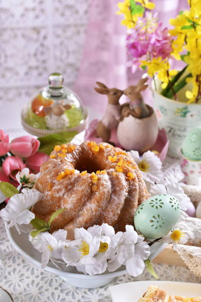 easter table with beautiful decorations and traditional yeast ring cake for festive breakfast - Foto, Imagen